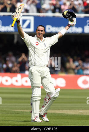 Englands Kevin Pietersen feiert scoring ein Jahrhundert am zweiten Tag das erste Npower Testspiel gegen Sri Lanka bei Lords Cricket Ground, London. Stockfoto