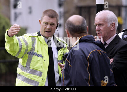 Harry Stephenson (rechts), der Superintendant der Polizei von Durham, wird von einem Verkehrspolizisten erzählt, was am Tatort in der Horsley Hill Road in South Shields geschah, nachdem eine Mutter und ihre beiden kleinen Kinder schwer verletzt wurden und ihre Großmutter getötet wurde, nachdem sie beim Überqueren mit einem Auto zusammengestoßen war Straße. Stockfoto