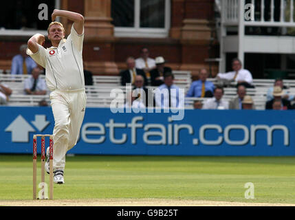 Englands Andrew Flintoff in Aktion gegen Sri Lanka, am zweiten Tag das erste Testspiel der Npower auf des Herrn Cricket ground, London. Stockfoto