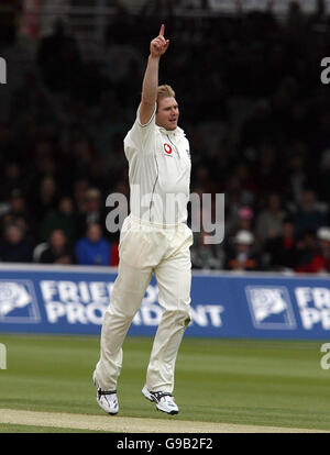 Der englische Matthew Hoggard feiert das Wicket von Jehan Mubarak aus Sri Lanka für 6 Läufe am dritten Tag des ersten npower-Test-Spiels auf Lord's Cricket Ground, London. Stockfoto