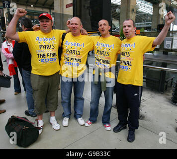 Arsenal-Fans kommen aus London mit dem Eurostar am Bahnhof Garde de Nord in Paris an. Stockfoto