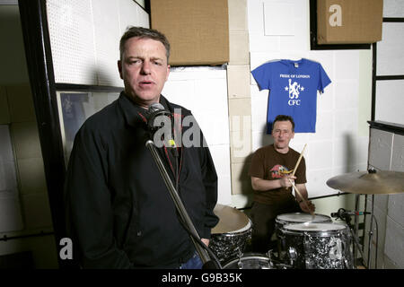 Die Chelsea-Fans Graham McPherson (l.) und Daniel Woodgate (r.) von Wahnsinn Stockfoto