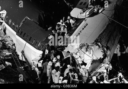 Die Rettungsdienste retten Passagiere aus dem Wrack der britischen Midland Boeing 737, die auf der M1 in der Nähe von Kegworth abgestürzt ist Stockfoto