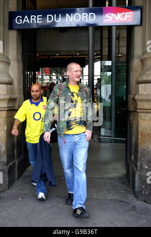 FUSSBALL Arsenal Fans. Arsenal-Fans kommen von London aus mit dem Eurostar am Bahnhof Gare du Nord in Paris an. Stockfoto