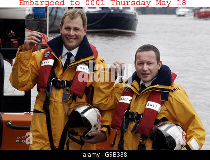 Volunteer Lifeboat Helmsman Gavin Stirn (links), 29, aus St. Agnes, Cornwall hält seine Royal National Lifeboat Institution (RNLI) Silbermedaille für die Gallanterie während Volunteer Lifeboat Coxswain Mark Pollard, 31, aus Falmouth, Cornwall seine Bronzemedaille für Stärke, vorbildliche Führung und herausragende Seemannschaft hält, Während eines Fotoanrufs am Victoria Embankment im Zentrum von London. DRÜCKEN Sie VERBANDSFOTO. Bilddatum: Mittwoch, 17. Mai 2006. Sie sind zwei der drei Freiwilligen, die morgen Abend auf der jährlichen RNLI-Preisverleihung im Zentrum von London tapfere Auszeichnungen erhalten werden. DRÜCKEN SIE Stockfoto