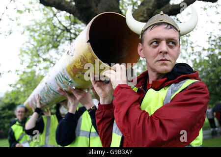 Aktivisten gegen das Corrib Gasfeld-Projekt protestieren während des Norway Independence Day in St. Stephen's Green, Dublin. Stockfoto