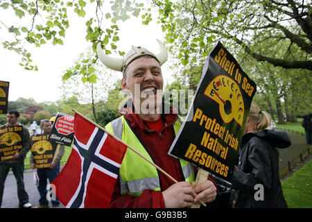 Aktivisten gegen das Corrib Gasfeld-Projekt protestieren während des Norway Independence Day in St. Stephen's Green, Dublin. Stockfoto