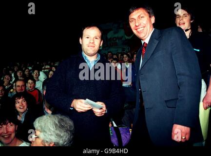 Leichtathletik - CGU Five Nations International Match - Kelvin Hall, Glasgow. David Moorcroft (r), Chief Executive von UK Athletics, überreicht das Ticket für den „Lucky Seat Competition“, der von Malaysia Airlines organisiert wird Stockfoto