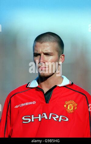 David Beckham von Manchester United, der beim Spiel der FA Carling Premiership einen neuen Haarschnitt zeigt. Stockfoto