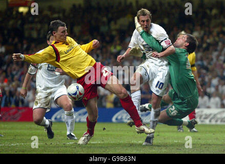 Watfords Torhüter Ben Foster (r) kommt mit Leeds in den Griff Rob Hulse von United als Matthew Spring aufräumt Stockfoto