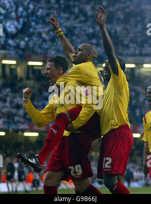 Fußball - Nationwide League Division One - Play Off Final - Leeds United gegen Watford - Millennium Stadium. l-r Watfords Darius Henderson feiert das dritte Tor seiner Mannschaft gegen Leeds United mit Marlon King und Lloyd Doyley Stockfoto