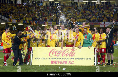 Fußball - Nationwide League Division One - Play Off Final - Leeds United gegen Watford - Millennium Stadium. Watford-Team feiert Stockfoto