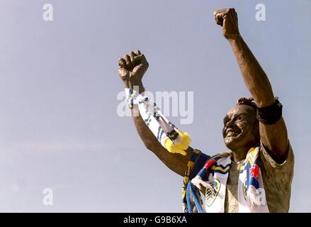 Fußball - Tribut An Die Beiden In Der Türkei Ermordeten Leeds United-Fans. Leeds United Schals und eine schwarze Armbinde zieren die Statue von Billy Bremner, in Tribut an die beiden Anhänger, die in der Türkei gestorben sind Stockfoto