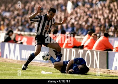 Fußball - AXA FA Cup - Halbfinale - Newcastle United gegen Chelsea. Nikolaos Dabizas von Newcastle United (l) fouls Gianfranco Zola von Chelsea (r) Stockfoto