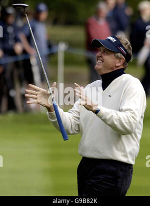 Der schottische Colin Montgomerie verpasst beim zweiten Lauf der BMW Championship im Wentworth Golf Club, Virginia Water, Surrey, einen Birdie Putt auf dem 11. Green. Stockfoto