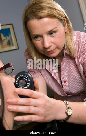 Ärzte und Ärztinnen, die Patienten in einem medizinischen Zentrum in Bristol behandeln. Stockfoto