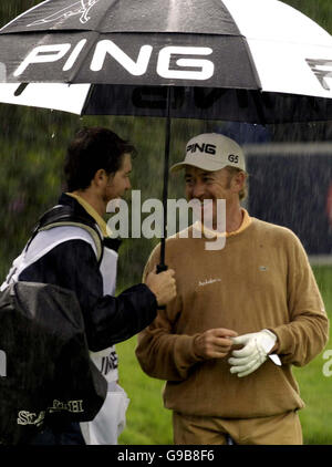 Der Spanier Miguel Angel Jimenez (rechts) mit seinem Caddie auf dem 18. Green während der dritten Runde der BMW Meisterschaft im Wentworth Golf Club, Virginia Water, Surrey. Stockfoto