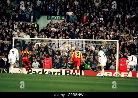 Gheorghe Hagi von Galatasaray schlägt Nigel Martyn von Leeds United nach dem Strafentscheidung Stockfoto