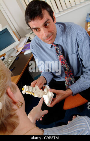 Ärzte und Ärztinnen, die Patienten in einem medizinischen Zentrum in Bristol behandeln. Stockfoto