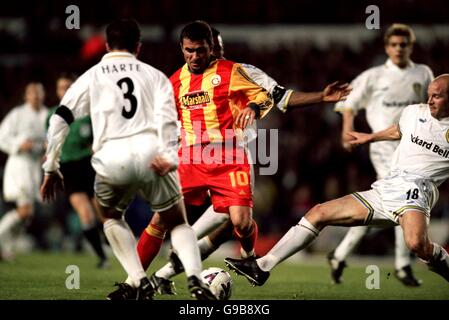 Galatasarays Gheorghe Hagi kämpft am Mittelfeld von Leeds United vorbei Stockfoto