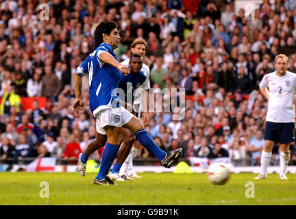 Diego Maradona erhält eine Strafe für das restliche Weltteam während des Fußballspiels der UNICEF Soccer Aid Charity in Old Trafford, Manchester. Stockfoto