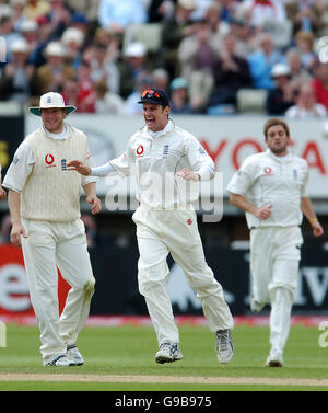 Englands Andrew Strauss feiert den Fang von Sri Lankas Malinga Bowling von Andrew Flintoff Stockfoto