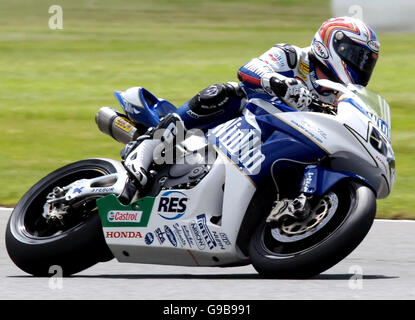 Der britische James Toseland auf dem Weg zum dritten Platz auf seiner Honda beim ersten Rennen des 5. Laufs während der Superbikes-Weltmeisterschaft in Silverstone. Stockfoto