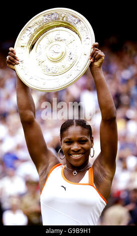 Library FILER vom 05/07/2003 der USA Serena Williams wirft die Trophäe nach dem Gewinn der Damen Singles Finale. Stockfoto