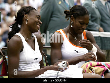 WIMBLEDON Williams. BIBLIOTHEKSFILER vom 05/07/2003 der US-amerikanischen Serena (rechts) und Venus Williams. Stockfoto