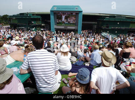 Bücherei FILER datiert 21/06/05 von Menschenmengen auf Henman Hill versammelt. Stockfoto