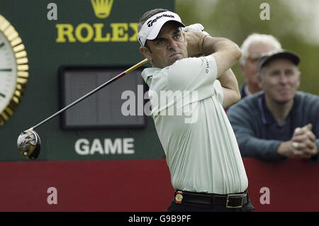 Irlands Paul McGinley schlägt am 1. Während der Celtic Manor Wales Open im Celtic Manor Resort in der Nähe von Newport ab. Stockfoto