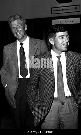 Joe Brown (rechts) wird von Sir John Hunt begrüßt, nachdem er es geschafft hat, Russlands höchsten Gipfel, den Mount Communism im Pamir, zu besteigen. Stockfoto