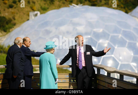 Die britische Königin Elizabeth II. Und der Herzog von Edinburgh (2. Links) mit Tim Smit (rechts), Chief Executive des Eden-Projekts, und Sir Ronnie Hampel (links), Vorsitzender der Treuhänder bei ihrem Besuch am Standort in der Nähe von St. Austell, Cornwall. Stockfoto