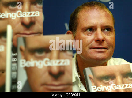 Der ehemalige Rangers-Star Paul Gascoigne signiert Kopien seines neuen Buches "Being Gazza: My Journey to Hell and Back" bei WHSmith in der Argyle Street in Glasgow. Stockfoto