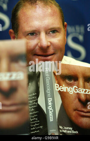 Der ehemalige Rangers-Star Paul Gascoigne signiert Kopien seines neuen Buches "Being Gazza: My Journey to Hell and Back" bei WHSmith in der Argyle Street in Glasgow. Stockfoto