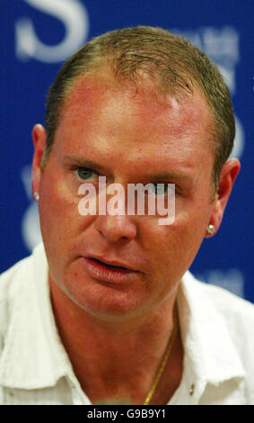 Der ehemalige Rangers-Star Paul Gascoigne signiert Kopien seines neuen Buches "Being Gazza: My Journey to Hell and Back" bei WHSmith in der Argyle Street in Glasgow. Stockfoto