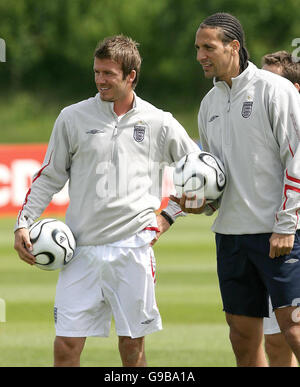 FUSSBALL England. Der englische David Beckham (links) mit Rio Ferdinand während einer Trainingseinheit in Carrington, Manchester. Stockfoto