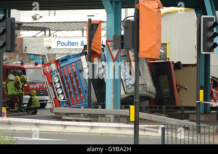 Ein LKW liegt auf der Seite nach einem Verkehrsunfall am Ripple Straße Kreisverkehr unterhalb der A13 in Dagenham, Essex. Stockfoto