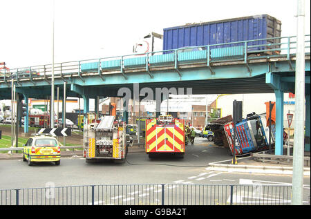 Ein LKW liegt auf der Seite nach einem Verkehrsunfall am Ripple Straße Kreisverkehr unterhalb der A13 in Dagenham, Essex. Stockfoto