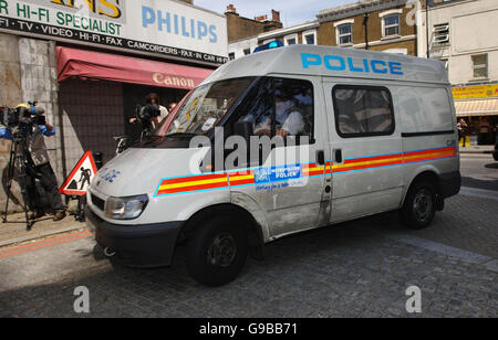 Ein Polizeiwagen, von dem angenommen wird, dass er Mohammed Abdul Kahar vom Royal London Hospital trägt, kommt in der Londoner Polizeistation Paddington Green an, wo die Polizei ihn und Abul Koyair interviewen wird. Stockfoto