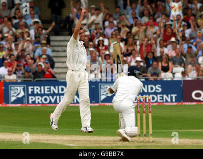 Der englische Liam Plunkett feiert, nachdem er am dritten Tag des dritten npower-Test-Spiels in Trent Bridge, Nottingham, das Dickicht von Sri Lankas Mahela Jayawardene genommen hat. Stockfoto