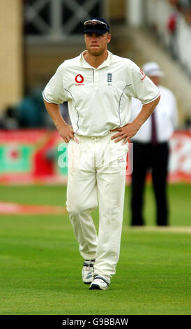 CRICKET England. Der englische Andrew Flintoff sieht am dritten Tag des dritten npower-Test-Spiels gegen Sri Lanka in Trent Bridge, Nottingham, frustriert aus. Stockfoto