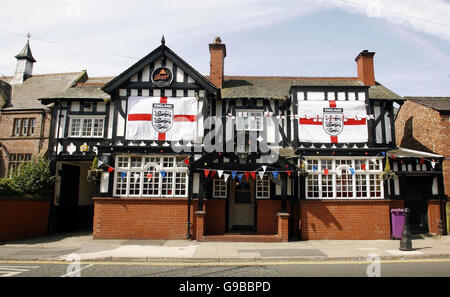 Brown Cow Pub in Gateacre, Liverpool, hängt England Fahnen draußen vor der Weltmeisterschaft, die am Freitag in Deutschland startet. Stockfoto