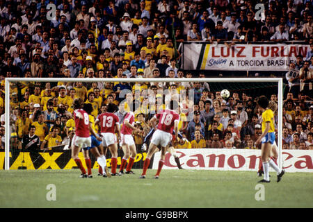 Fußball - Weltmeisterschaft Spanien 1982 - Gruppe sechs - Brasilien gegen UdSSR - Sanchez Pizjuan Stadium, Sevilla. Der Brasilianer Eder (11) erzielt das Siegertor Stockfoto