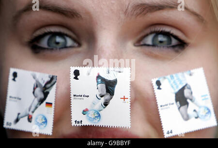 Kate Gardner aus der schottischen Fußball-Museum in hampsden Park in Glasgow mit dem neuen Royal Mail wm-gedenkmünzen Fußball Briefmarken. Stockfoto