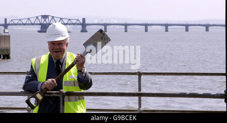 Lord Elgin steht mit dem Spaten, den er 1933 beim "ersten Graben" der Kincardine-Brücke verwendete (als er als Lord Bruce bekannt war) und überblickt den Ort, an dem neue Arbeiten auf einer zweiten Straßenbrücke über den Firth of Forth bei Kincardine begonnen haben. Stockfoto