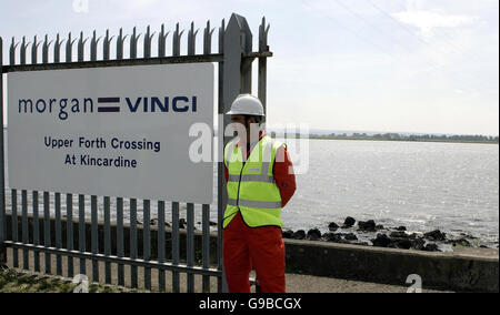 Auf einer zweiten Straßenbrücke über den Firth of Forth in Kincardine steht ein Arbeiter, der überblickt, wo neue Arbeiten begonnen haben. Stockfoto