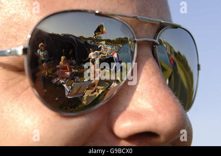 Festivalbesucher ankommen im Seaclose Park in Newport, am Vorabend des Isle Of Wight Festival, Donnerstag, 8. Juni 2006. Stockfoto