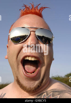 Festivalbesucher kommen am Vorabend des Isle of Wight Festivals im Seaclose Park in Newport an. Stockfoto