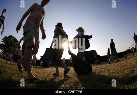 Festivalbesucher kommen am Vorabend des Isle of Wight Festivals im Seaclose Park in Newport an. Stockfoto